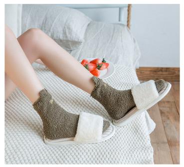 Großhandel B2B Flauschige Fußsocken süß Herz Tier Muster mit Ohren